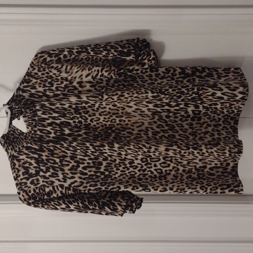 Cable & Gauge leopard print top ptp21"